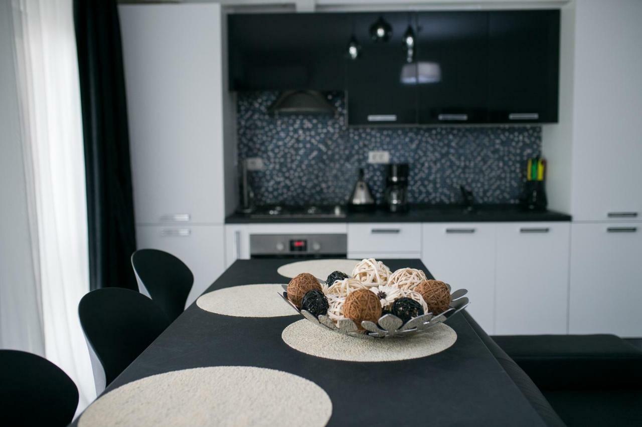 Apartel Black & White Navodari Exterior photo