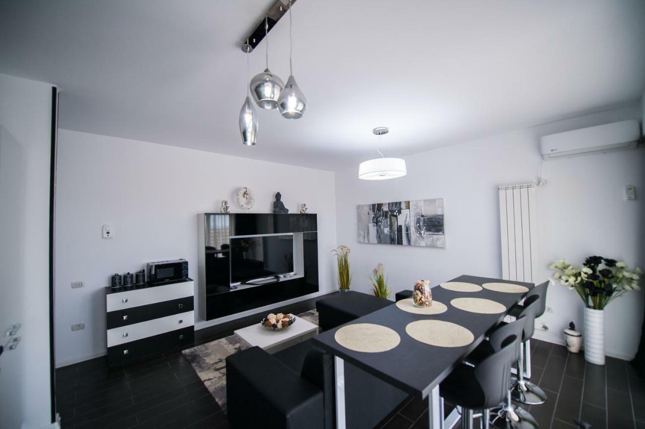 Apartel Black & White Navodari Exterior photo