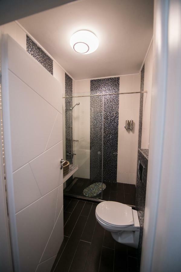 Apartel Black & White Navodari Exterior photo
